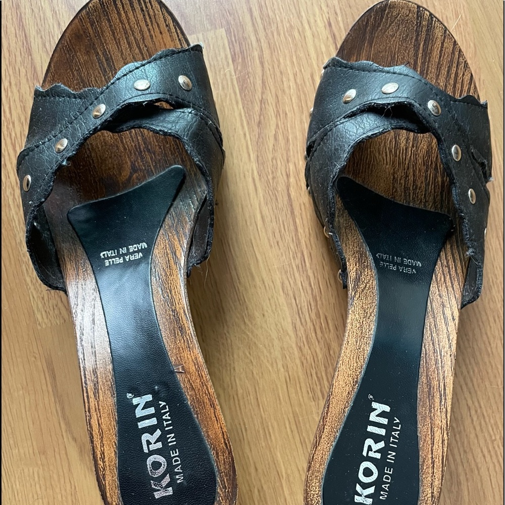 Vera Pelle Italian woman’s black sandals worn with love